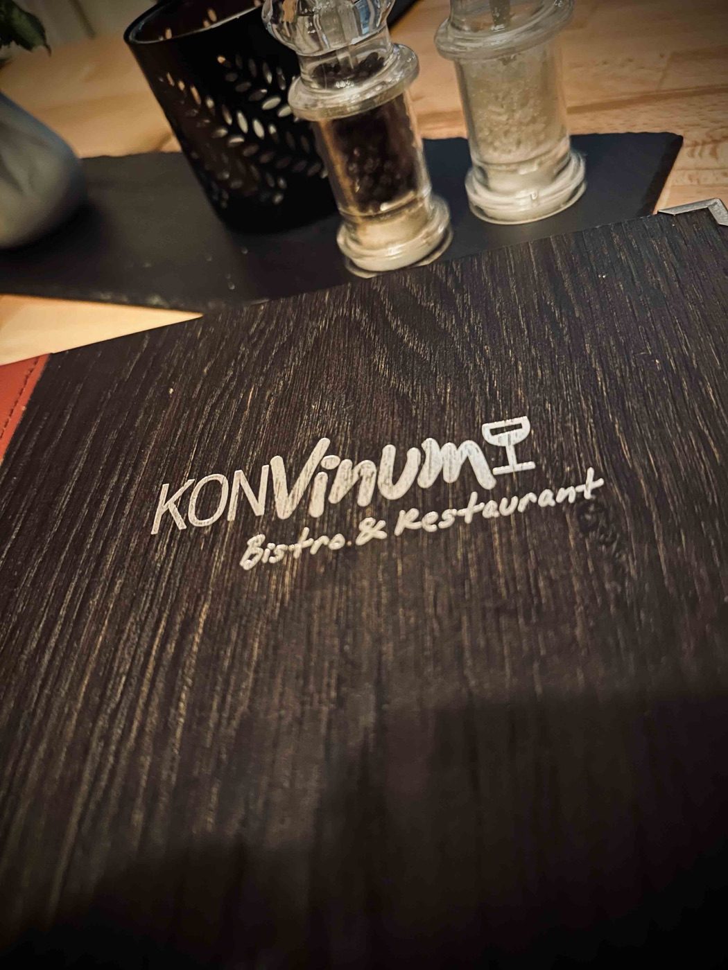 Speisekarte mit KonVinum-Logo auf dem Tisch