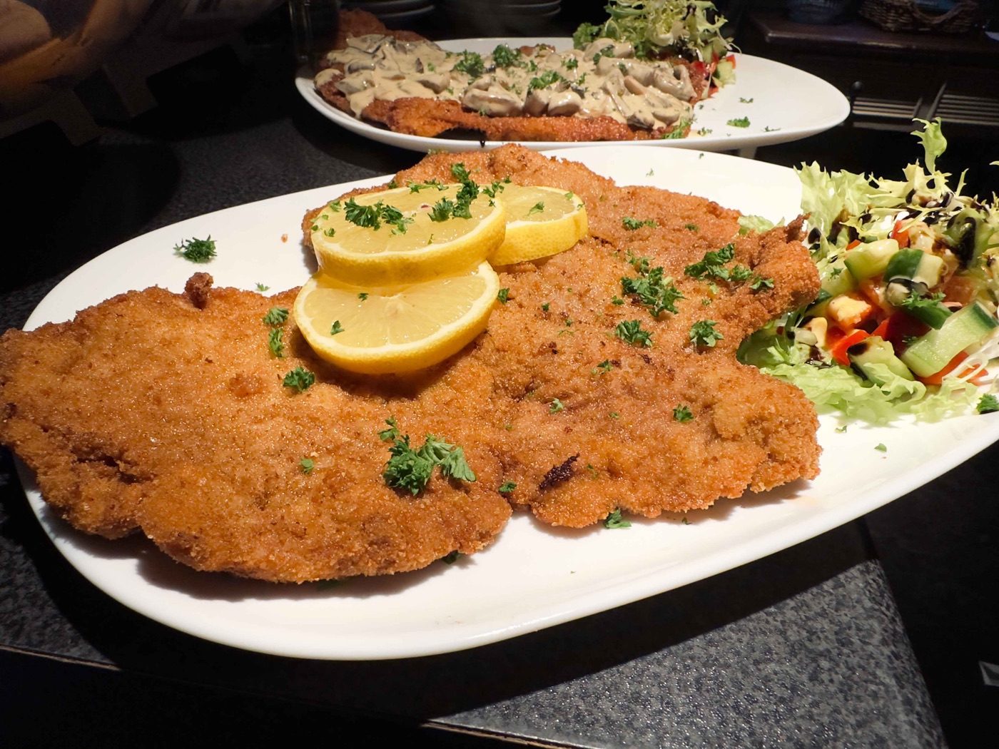 Schnitzel mit Zitrone und Salat