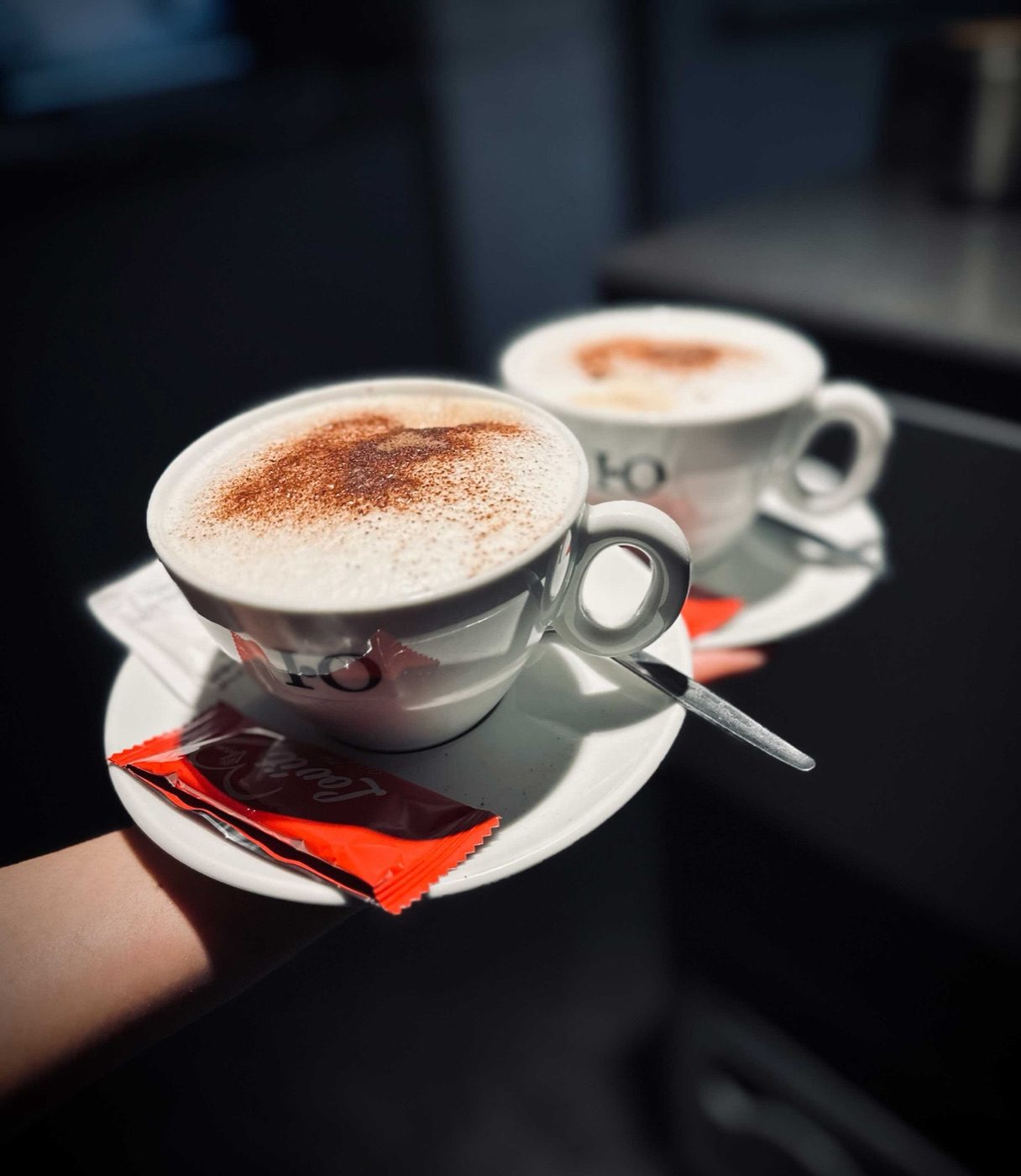 Zwei Tassen Kaffee mit Kakaopulver